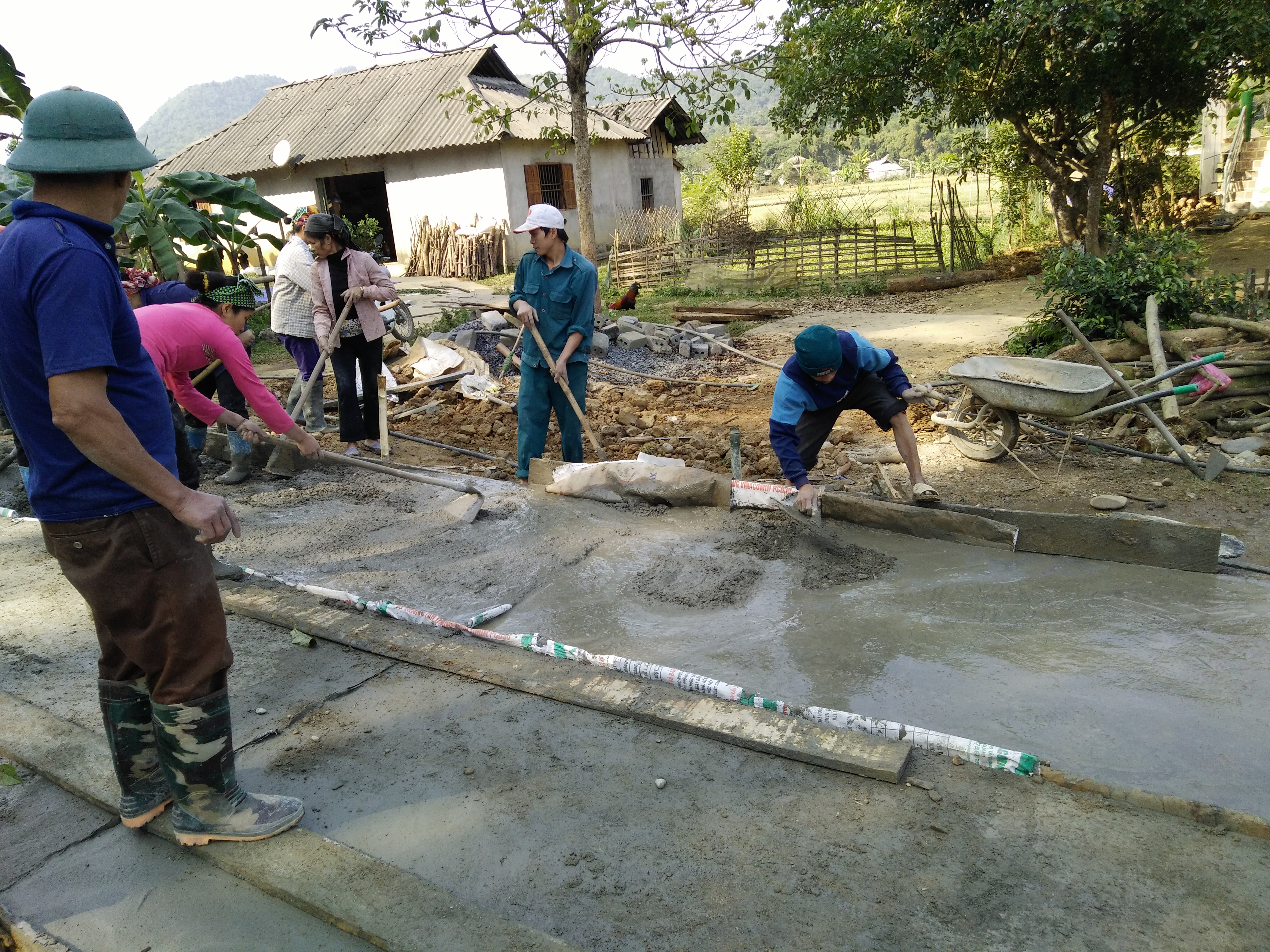 Đồng chí La Văn Thúy Bí thư Đảng ủy xã Ngọc Minh tiến hành kiểm tra chất lượng cũng như tiến độ thi công làm đường bê tông Nông thôn mới.