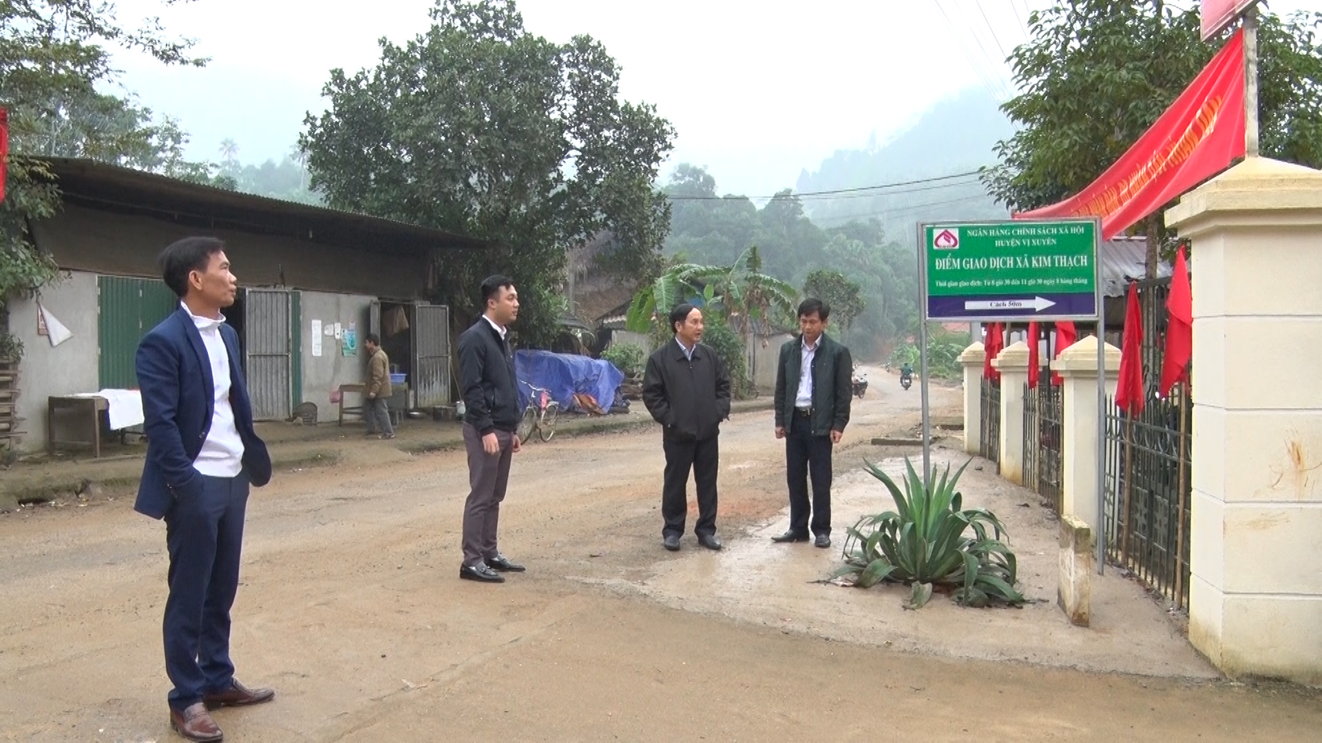 Bí thư huyện ủy kiểm tra công tác chuẩn bị công nhận NTM tại xã Kim Thạch và Linh Hồ.