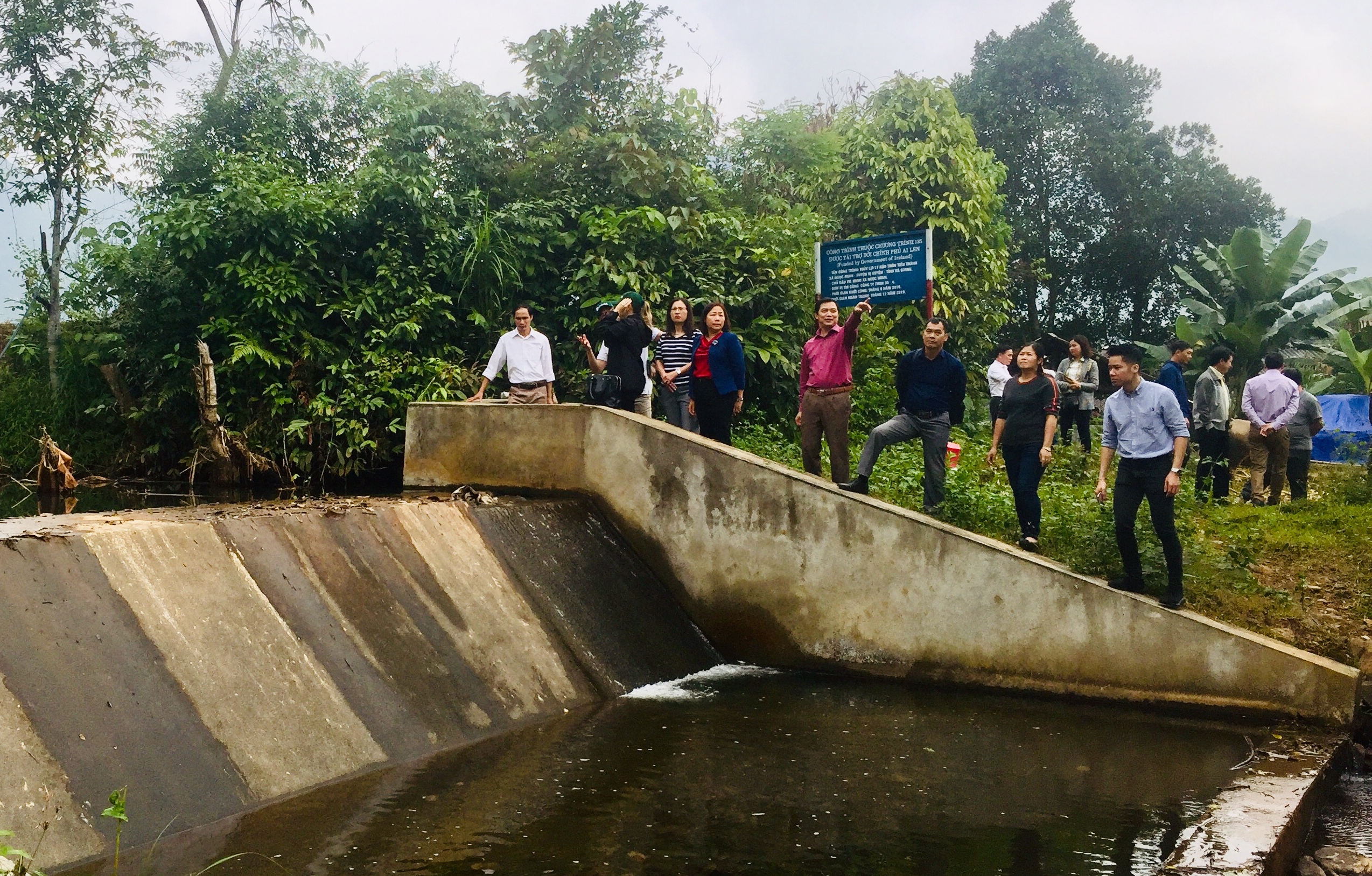 Đoàn công tác Đại xứ quán Ireland thăm công trình thủy lợi Lý Hầu tại xã Ngọc Minh